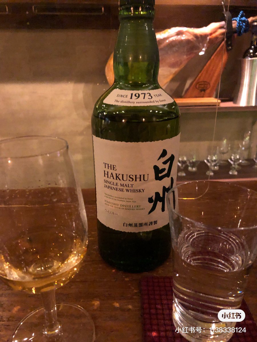 tom38720096's tweet photo. 白州NV
色：綺麗な黄金色
香り：ピートと樽の香りを合わせ、森林な感じが出て、さらにスモーキーを加え、少し複雑な香りと思う。
味：洋梨、青リンゴようなフルーツ味が強く感じる https://t.co/mummjNZtrl