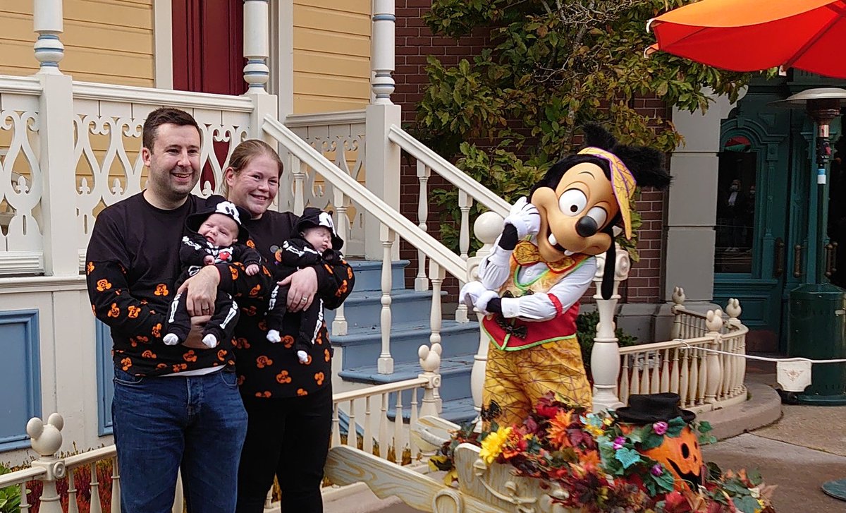 MagicEverywher's tweet photo. First character meet done. Max was pleased to see us #disneygoals #disneytwins #DLPLive https://t.co/sjOg1mbHRj