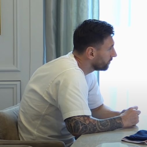 OOC_Momo's tweet photo. Coscu: *se junta con Messi*

Messi al otro día: https://t.co/73UrGHuui0