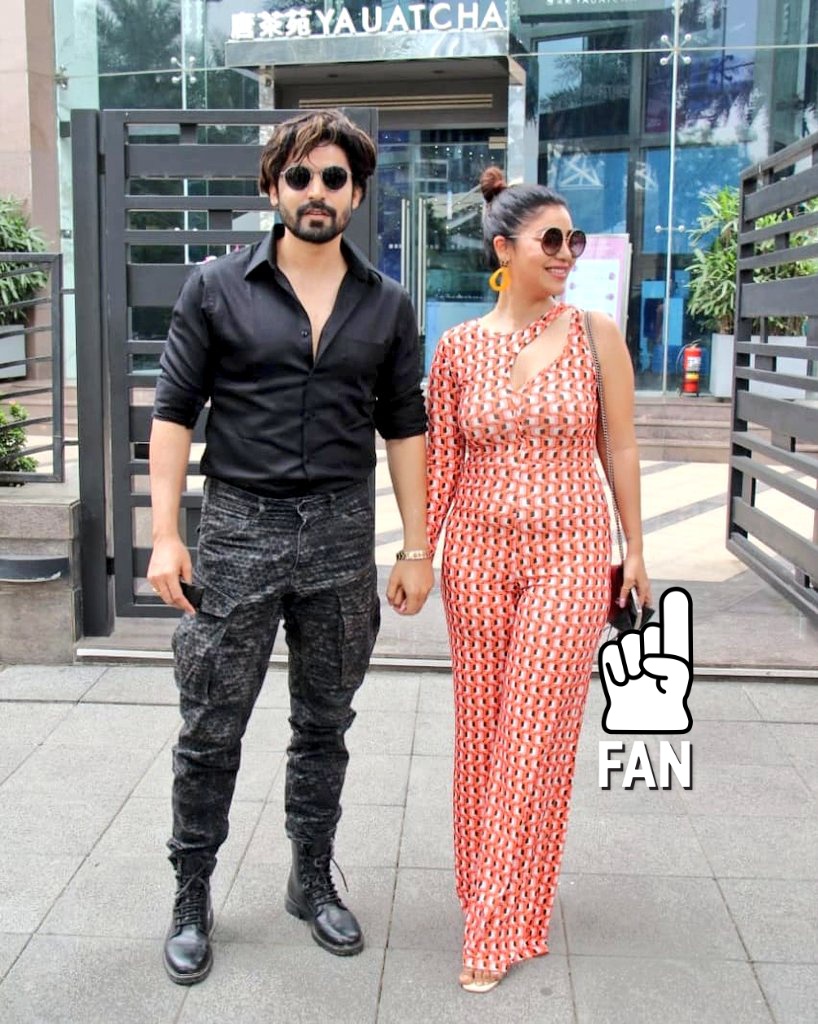 Gurmeet Choudhary along with his wife Debina Banerjee for lunch date at Yauatcha in BKC

#bollywoodchronicle #tellywood #gurmeetchoudhary #debinabonnerjee #lunchdate #couplegoals #celebritystyle #lookiftoday @ArasuMalar5