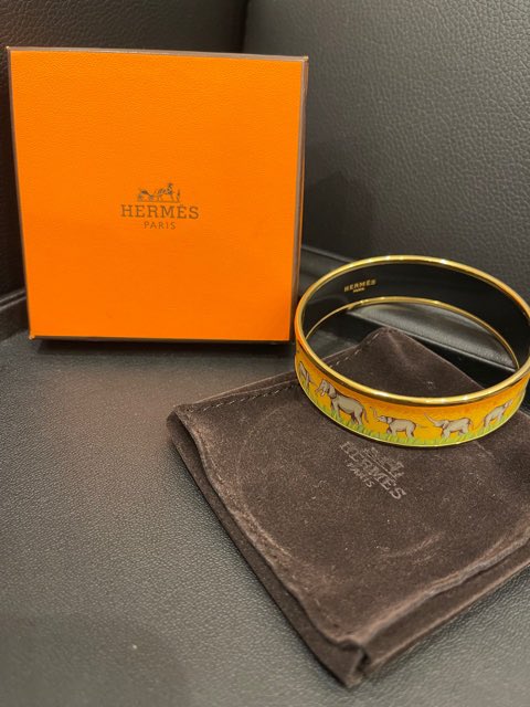 EmEyj8's tweet photo. 今日は、

エルメスで
お買い物してきた！☺️

めっちゃくちゃかわいい！

明日早速つけちゃおーっと！

#エルメス
#最高 https://t.co/kBpMq4Qy37
