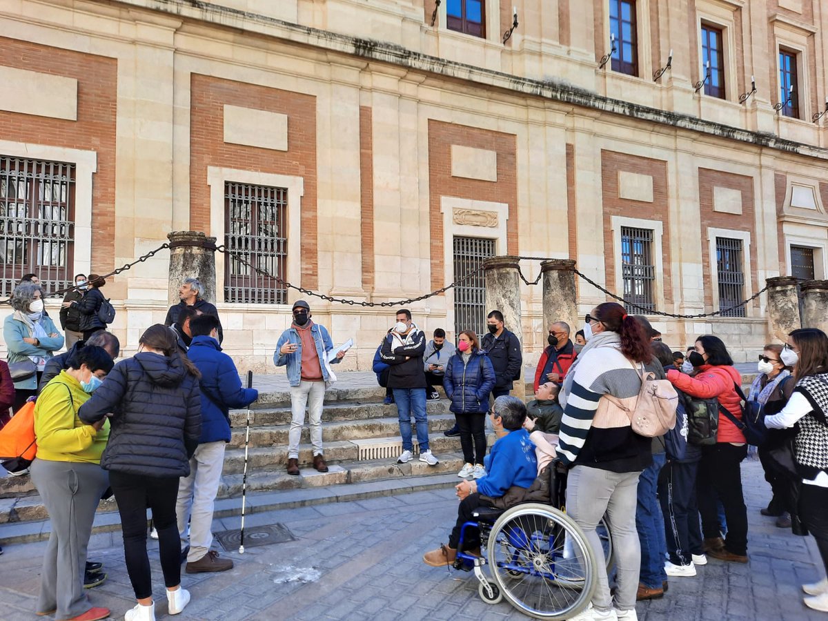 ladhakira's tweet photo. Ayer tuvimos la suerte de disfrutar de unos ruteros muy atentos y especiales. Ayer nos visitaron usuarios de #Asdivi de Villanueva de la Serena (Badajoz) y miembros del @aytovvaserena . Ruta Inclusiva La Giganta y El Río. Una Ruta histórico- literaria por el centro de Sevilla. https://t.co/bGsn9JNhNq