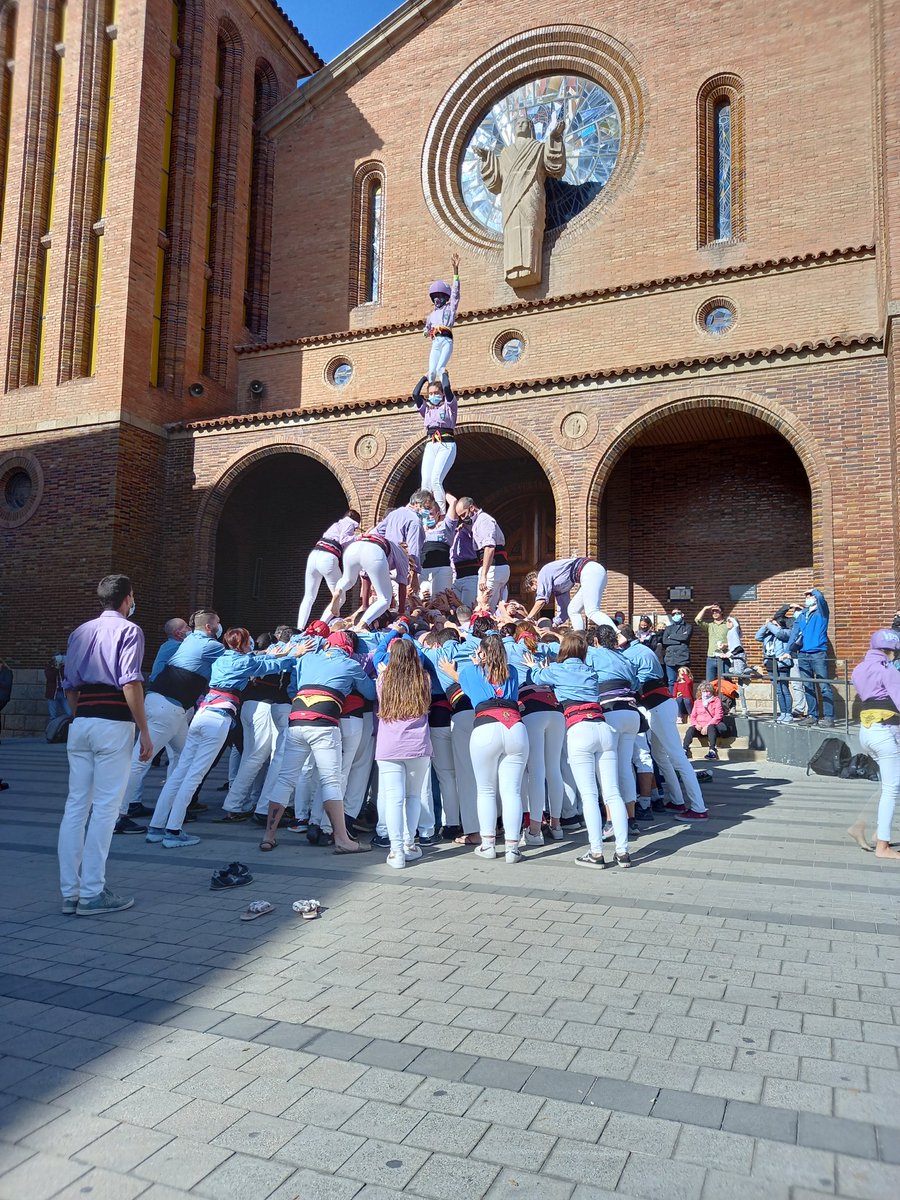 CastCornella's tweet photo. Avui a l'actuació de la #31aDiadaLila hi hem fet:
Pd4(dol), 4d6p, 2d6,3d6,3d6p, pd4s
Ens hi han acompanyat els @CastellersPrat que hi han fet:
Pd4, 3d6, 3d6p,2d6, pd4s

Gràcies fillols per l'ajuda a les pinyes i per aquesta primera actuació completa després de la represa! https://t.co/z9f4bWrpK5