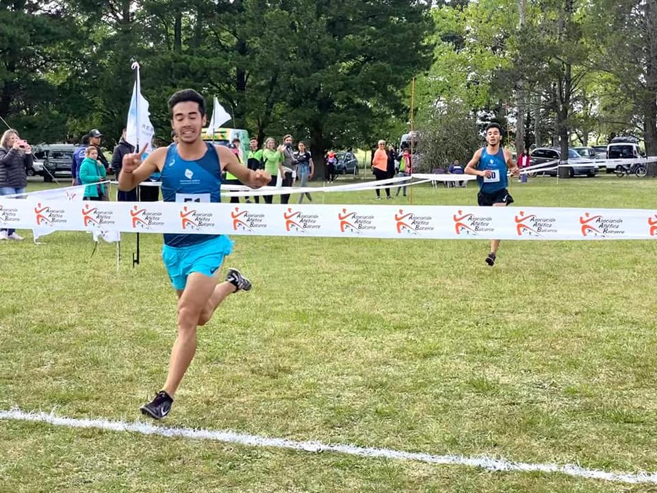 de10deportes's tweet photo. Los hermanos Tomás (27:05) y Germán Vega (27:06), sumaron las dos primeras medallas a la FAPBA en el 46° Campeonato Nacional de Cross Country en Balcarce.
Completo el podio Bruno Medina Colombo (Corrientes) https://t.co/SJUmIxmGp6