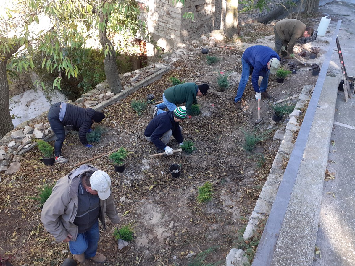 daniesfra's tweet photo. 1a Festa de Tardor de Freixenet 2021: Plantada popular d'ajardinament d'espais del poble de Freixenet de #Segarra. Molt bona feina veïns!!
#FreixenetdeSegarra 
Amb la col.laboració de l'Ajuntament de #SantGuimdeFreixenet #laSegarra #jardineriasegarrenca https://t.co/TkyErYkr4K
