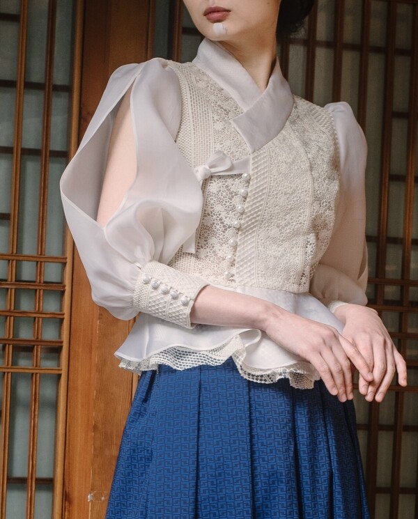 eatggg's tweet photo. 저는 한복상점에서 아혼 의 이 저고리를 샀는데 실크+레이스+콩단추+커프스+퍼프 소매+패플럼 이라는 멋진 조합이기 때문이지요. 그리고 사이즈 커스텀이 됨. 여기 약간 장사 접나 싶은 가격대의 실크 스커트도 있고 디자인도 충실해서 맘에 듬. https://t.co/DPtZWbOkxv