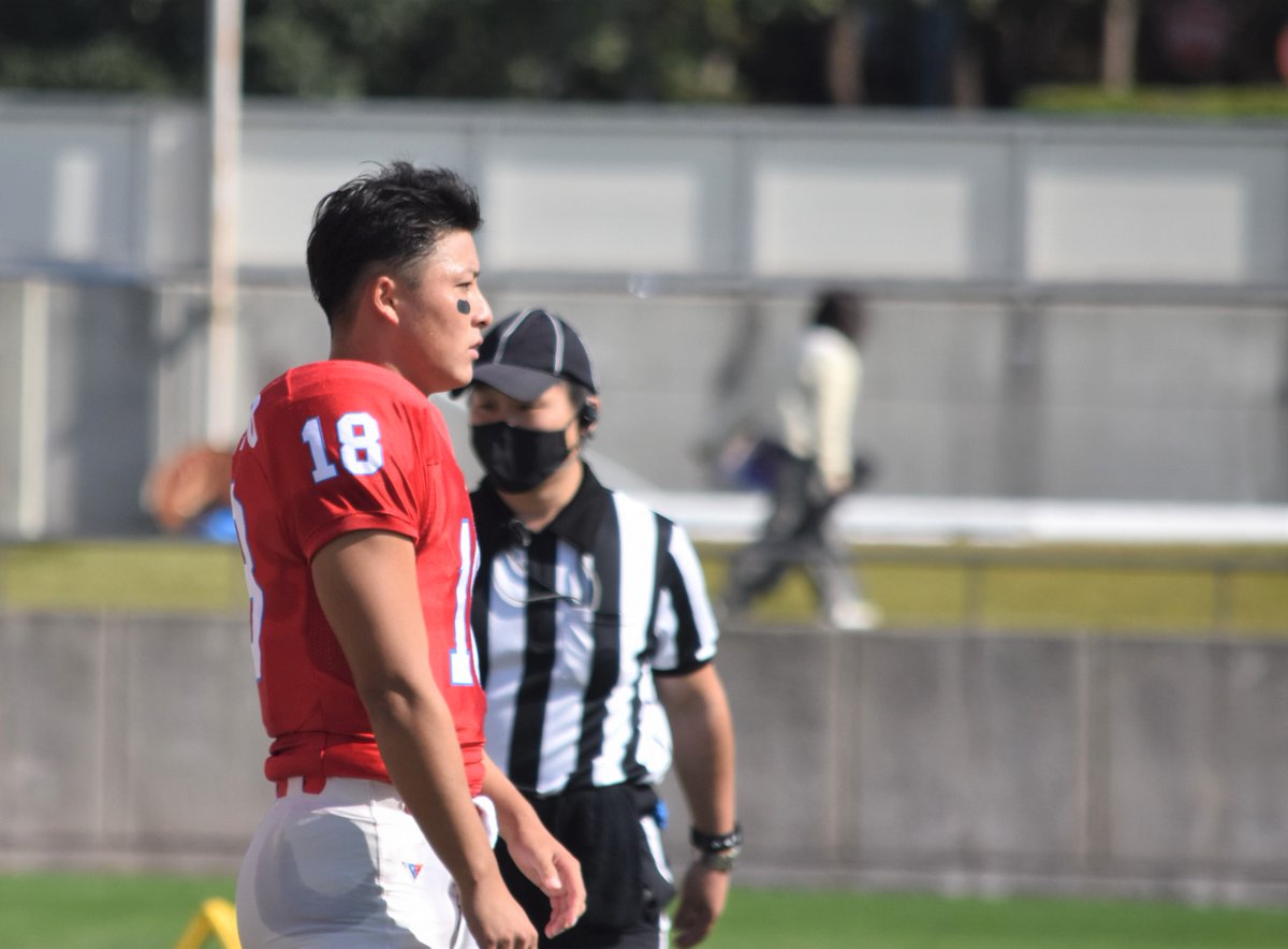footballstore55's tweet photo. 中京大主将#18QB山内健士郎（4年､中部大春日丘）
元高校球児。福岡SUNSの横山海マクスウェルさんの次のエースQBだ。名城大との優勝決定戦は先制の独走TDを口火に大活躍。今年から関大出身の井上大海さんがOCで引き出しが増えた。「本気で日本一を目指してきました。北陸を圧倒して関西に挑戦します」 https://t.co/E5ajh6YDUh