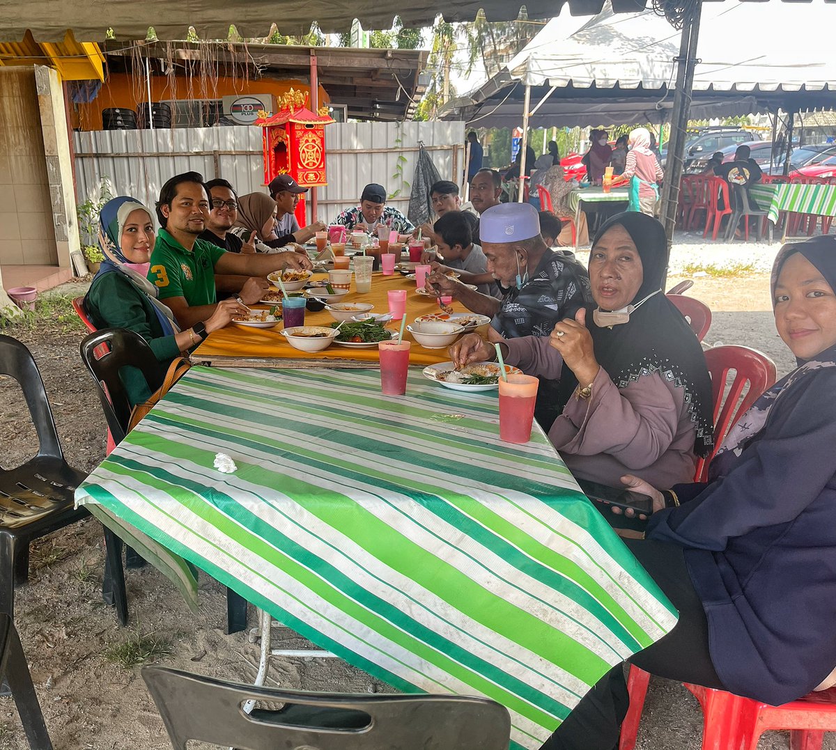 MalaysianFoods's tweet photo. Ini lah dia tempat makan Ikan pari Asam pedas paling sedap dan murah dekat MELAKA. Yang penting harga bukan mcm IkAN siakap kayangan🤣 . 

Kalau nak makan tengah hari, boleh ke sini ada pelbagai lauk² masakan nasi campur ( Layan diri). https://t.co/sbJJh38Cqt