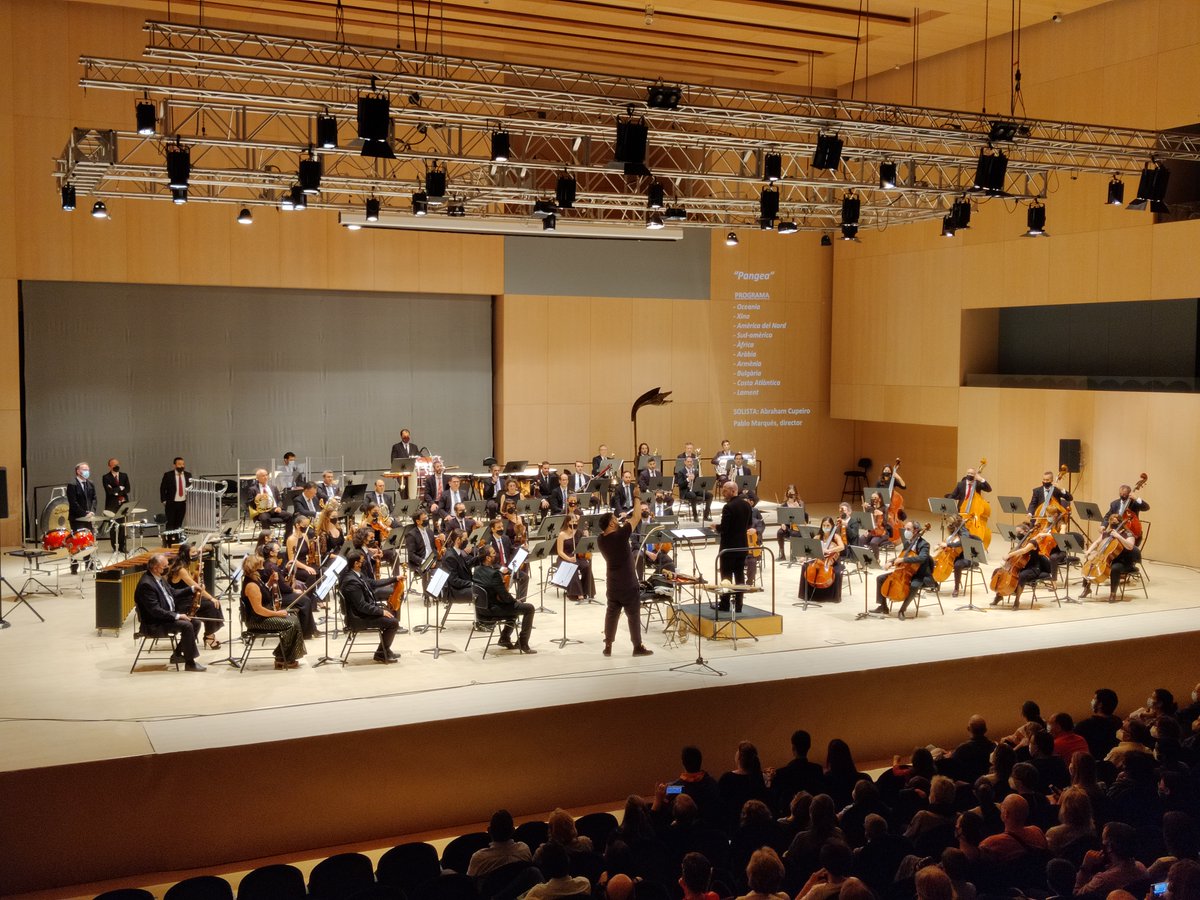 SimfonicaCs's tweet photo. 🌍  #Pangea, con @CuperMr y la dirección de @pmarquesmestre, fue una experiencia maravillosa sobre el escenario.
🎻 Un encuentro con la música que nos une por encima de cualquier barrera. 
👏🏽 Un cálido abrazo con el público. 
💚 Gracias por compartirlo con nosotr@s.
#concierto https://t.co/cmpdREWqwP