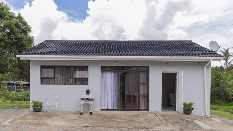 AccommodateZim2's tweet photo. 1.   450usd 1 semi bed furnished cottage located in Borrowdale near Sam Levy(walking distance) with television wifi etc 400 usd for non furnished. (taking offers) 
2 Portion of Zesa bill
3. Cooking gas to tenant's account
@redmarketsunday @iMisred  #Redmarketsunday https://t.co/PzAyq7XkyU