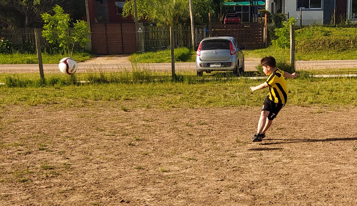 MaxiLeytonG's tweet photo. Yo jugaba a ser mi ídolo @BengoecheaPJ, él juega a ser el suyo @facutorresss 💛⚽🖤 

Después te dicen que Peñarol no es parte de nuestras vidas.

Que saben, que saben ellos... https://t.co/vHgUZhJ9Qj