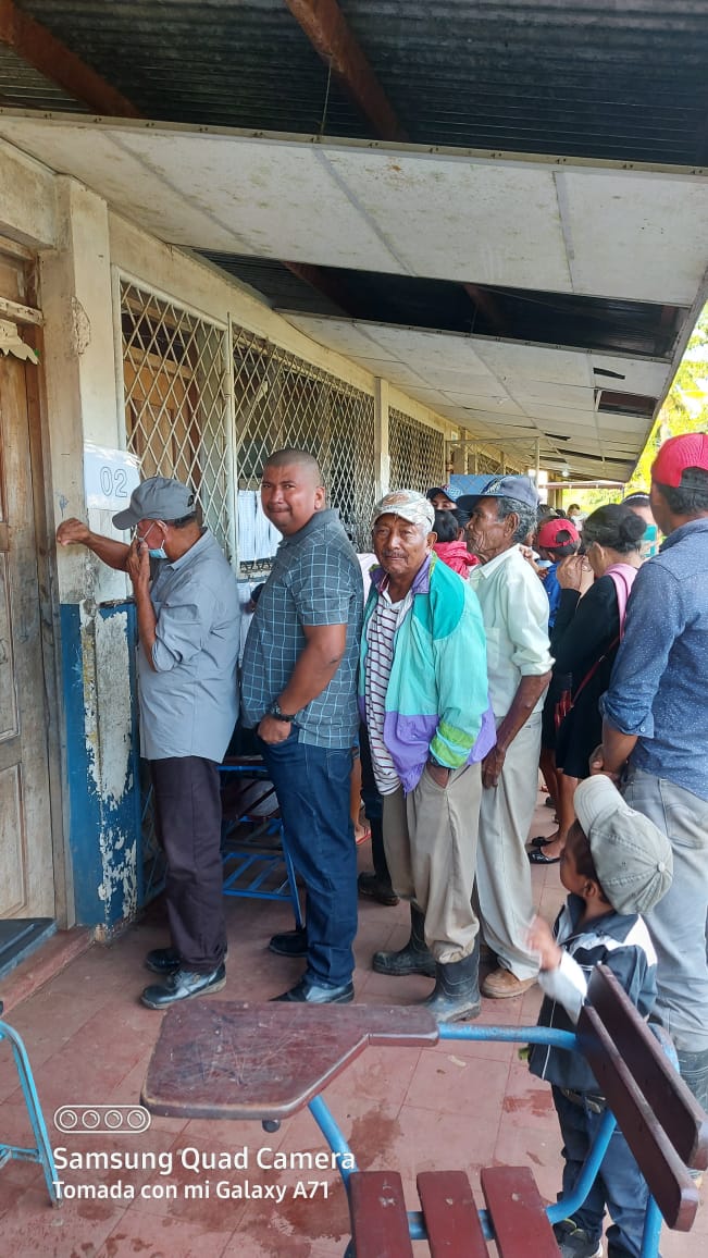 ContextoRevol's tweet photo. #EleccionesSoberanas2021
#UnidosEnVictorias
#TodosJuntosVamosAdelante
🇳🇮🇳🇮👉Familias llenas de Esperanza y Confianza en el Buen Gobierno Sandinista hacen Fila para Votar en el CV 500 Escuela Flor de Pino en Prinzapolka👌👫
@todoscondaniel2 
@ZenzontleG @TaniSandinista3 https://t.co/7ae7F0SAmf