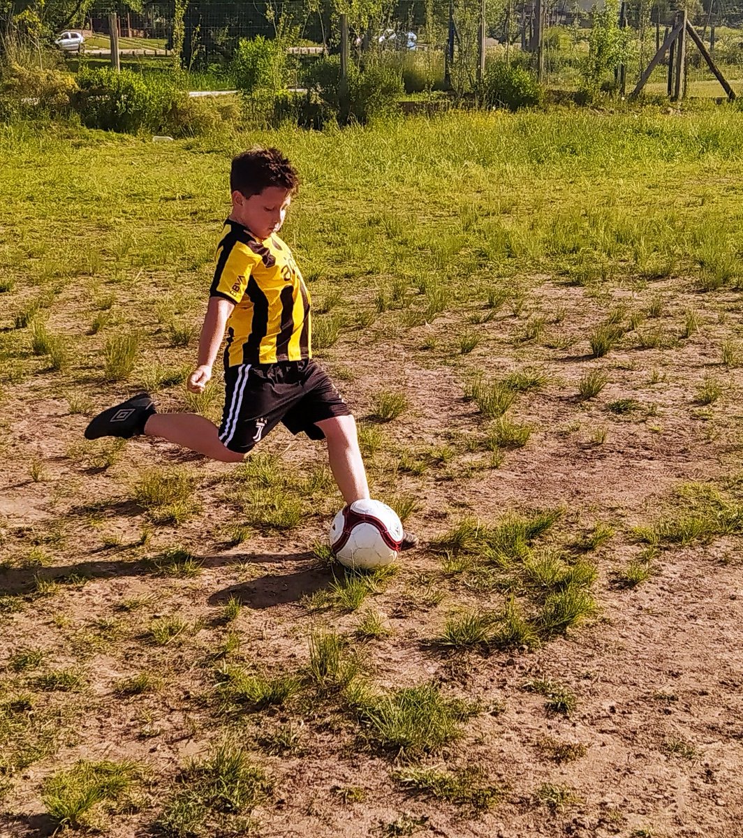 MaxiLeytonG's tweet photo. Yo jugaba a ser mi ídolo @BengoecheaPJ, él juega a ser el suyo @facutorresss 💛⚽🖤 

Después te dicen que Peñarol no es parte de nuestras vidas.

Que saben, que saben ellos... https://t.co/vHgUZhJ9Qj