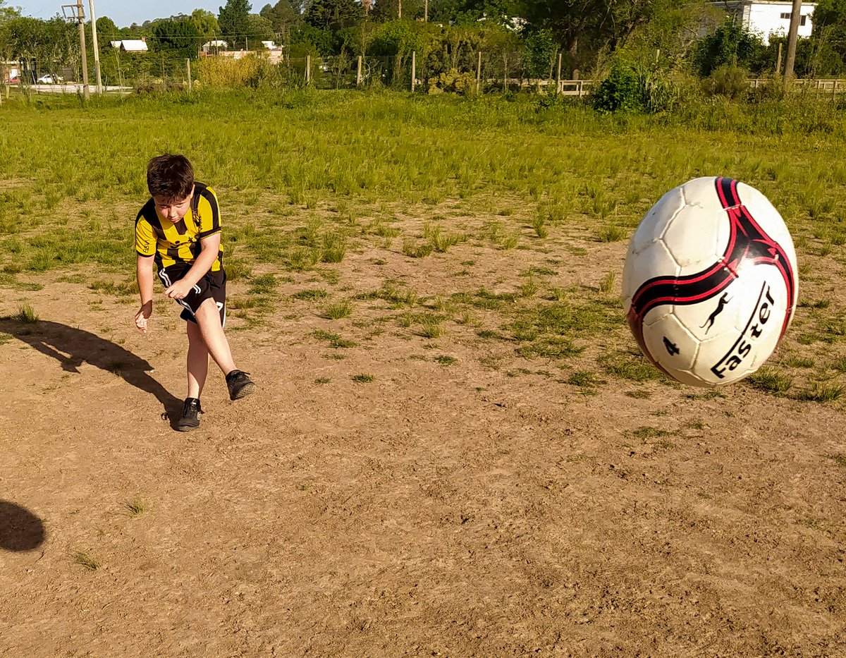 MaxiLeytonG's tweet photo. Yo jugaba a ser mi ídolo @BengoecheaPJ, él juega a ser el suyo @facutorresss 💛⚽🖤 

Después te dicen que Peñarol no es parte de nuestras vidas.

Que saben, que saben ellos... https://t.co/vHgUZhJ9Qj