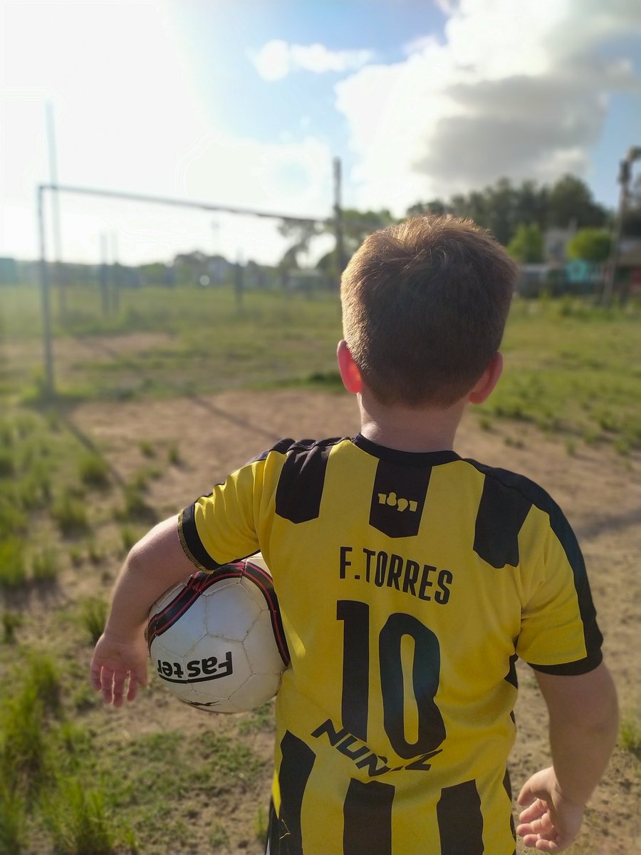 MaxiLeytonG's tweet photo. Yo jugaba a ser mi ídolo @BengoecheaPJ, él juega a ser el suyo @facutorresss 💛⚽🖤 

Después te dicen que Peñarol no es parte de nuestras vidas.

Que saben, que saben ellos... https://t.co/vHgUZhJ9Qj