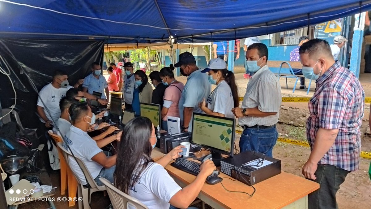 DarBarcenas's tweet photo. Una hora ha transcurrido del inicio del proceso electoral, los ciudadanos han acudido a las urnas de manera ordenada y atendiendo las medidas de seguridad #ElPueblodecide2021 #EleccionesSoberanas2021 #Nicaragua #UnidosEnVictorias @Canal6Nicaragua https://t.co/fLcc3CAO3S