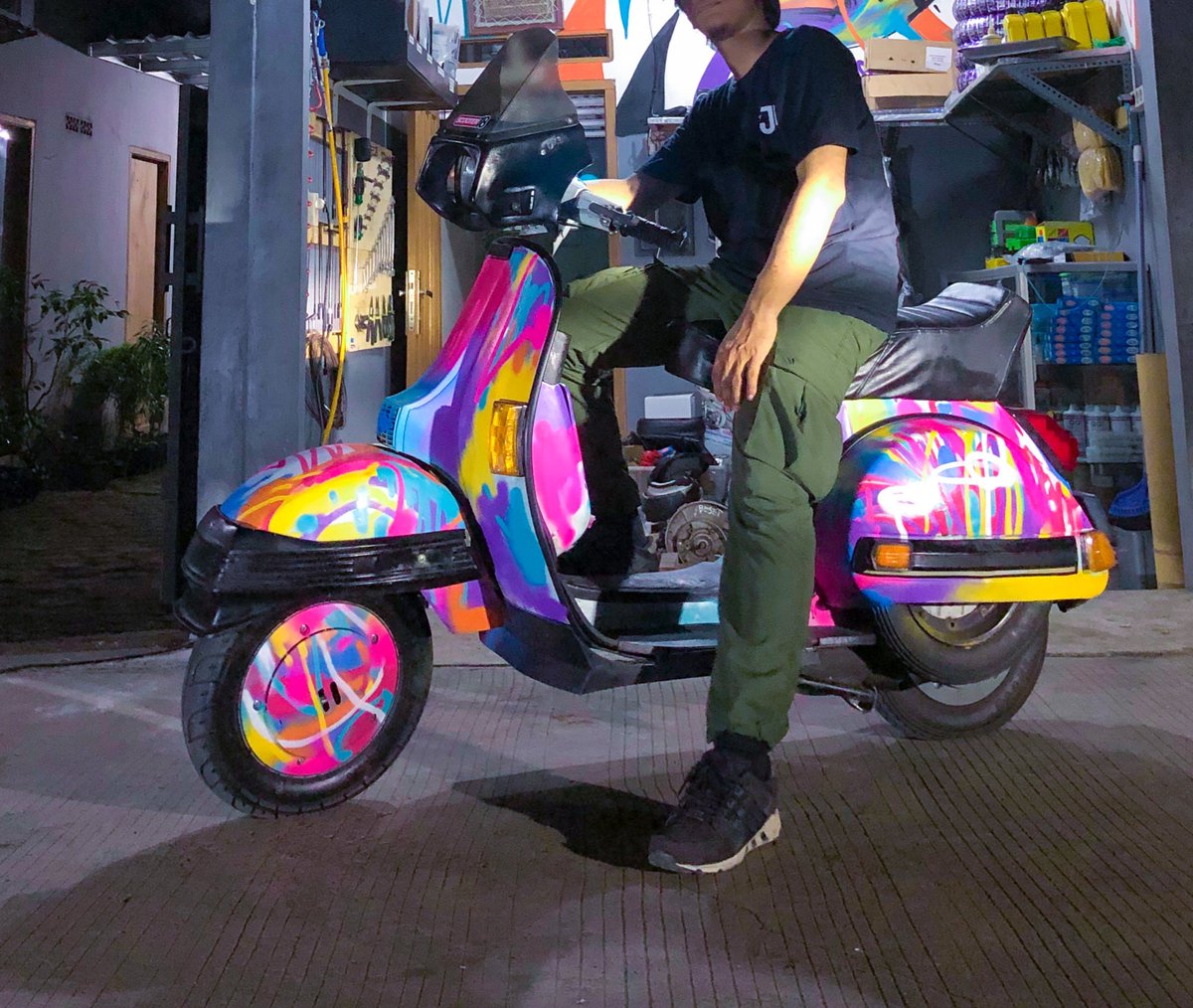 herzven_'s tweet photo. Painting on PX
#vespapx
…
#graffiti #vespa #mural https://t.co/nwW6zgswW2