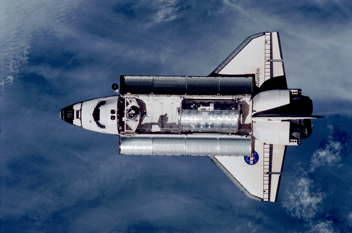 Челнок 5 букв. Спейс шаттл Орбитер. Космический шаттл Атлантис. Спейс шаттл STS-2. Челнок шаттл.