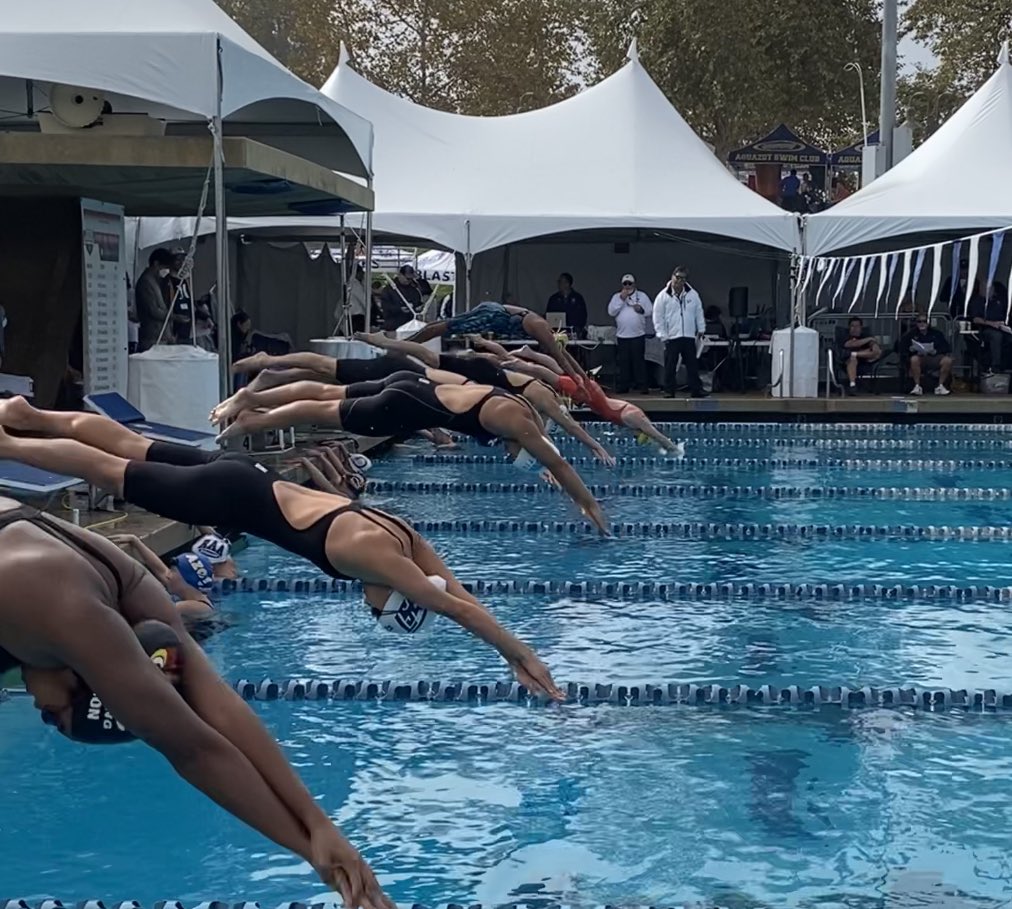 bloom_makenna's tweet photo. First to touch the water! #speedousa #usaswimming #TOHS @TOHSAthletics #thousandoaks #conejovalley https://t.co/U9B3BUTk8K