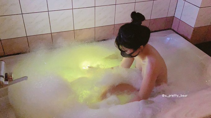 撮影後は泡風呂〜🛁✨✨  今日の撮影はいつになくすごく疲れました😪笑 でもまたホテル行きたいなあ💕  まだお尻が変な感じ💭  #泡風呂 #くまちゃん🧸 #a_pretty_bear🧸 https://t<a href="/tag/%E6%B3%A1%E9%A2%A8%E5%91%82"class="tags">#泡風呂</a><a href="/tag/%E3%81%8F%E3%81%BE%E3%81%A1%E3%82%83%E3%82%93"class="tags">#くまちゃん</a><a href="/tag/a_pretty_bear"class="tags">#a_pretty_bear</a>