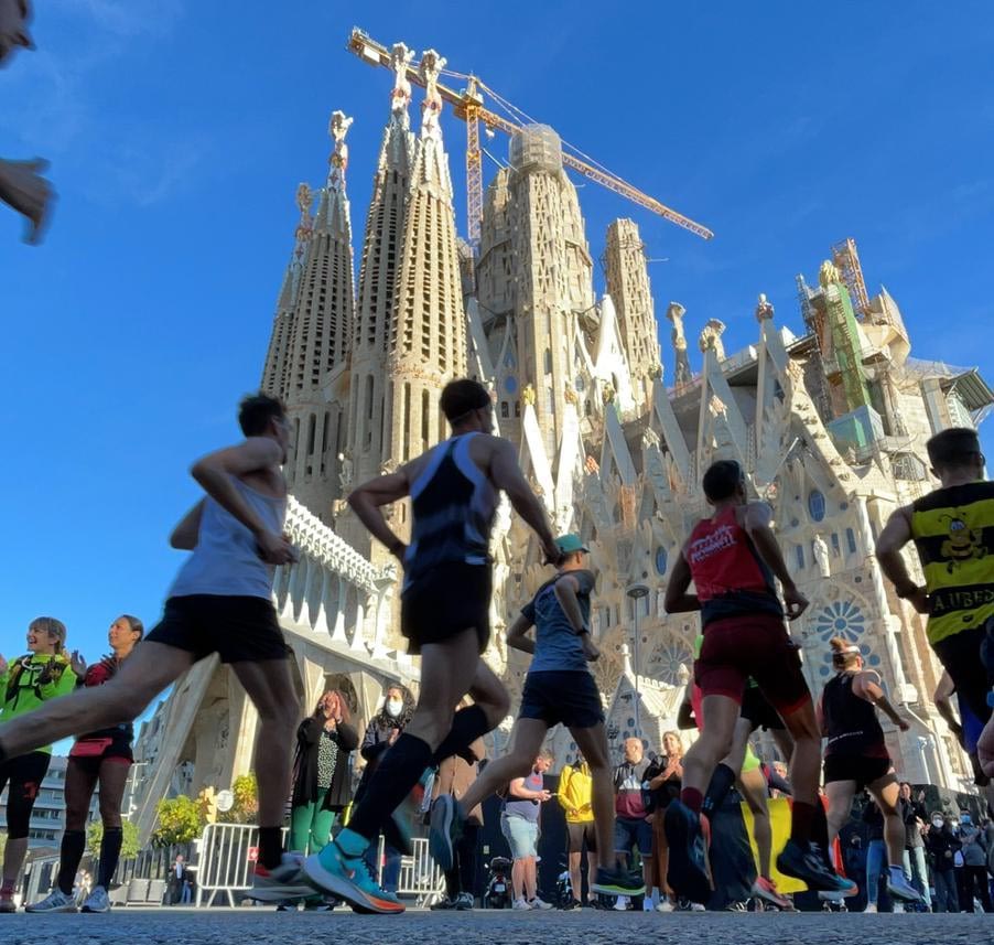 deportedelsur's tweet photo. Maratón Barcelona 2021
Resultados hombres
1 Samuel Kosgei 2:06’03 Récord del circuito
2 Othmane El Goumri 2:06’30 
3 Mohamed Ziani 2:06’33

Resultados mujeres
1 Tadu Teshome 2:22’53 Récord del circuito 
2 Meseret Gola 2:24’09 
3 Meseret Belete 2:24’25

https://t.co/De5SDEUbNx https://t.co/k1ttzFtQAg