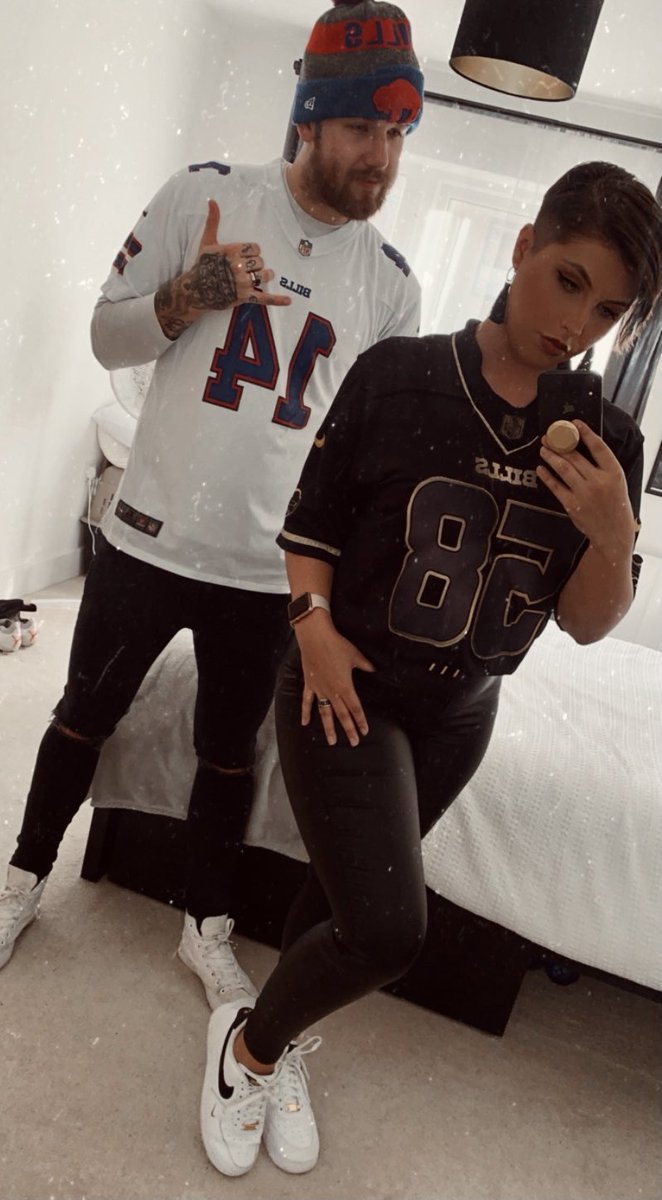 becuhhhx's tweet photo. Comin’ in hot in my custom black and gold Milano jersey for today’s #UKBills meet up at @MoretownBelle! See y’all soon #GoBills https://t.co/yVxKNCc9Gx