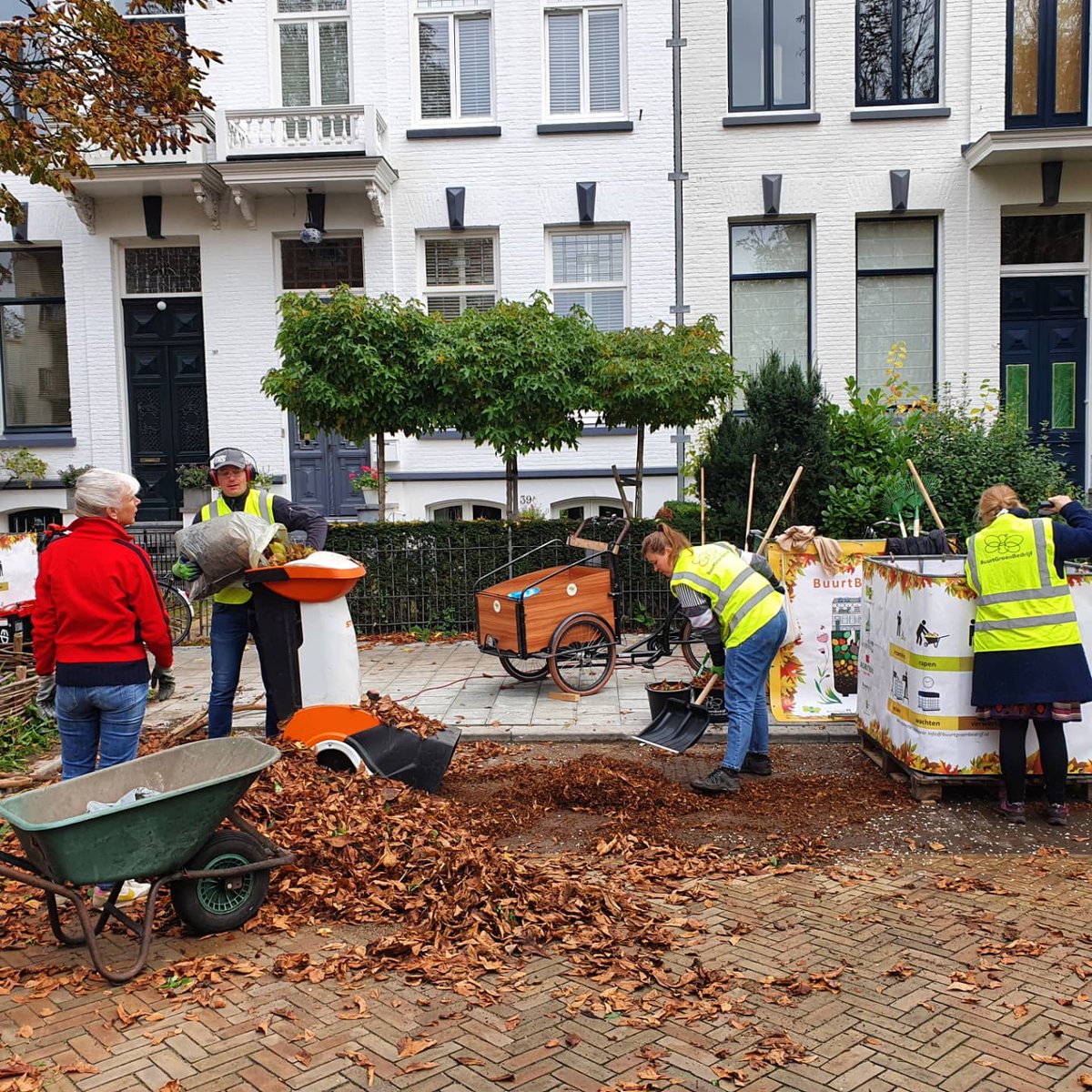 Buurtbokashi maken in mijn eigen wijk. Circulair verwerken bladafval, groeiplaatsverbetering bomen en sociaal contact met je buurtbewoners. 3 x goud!