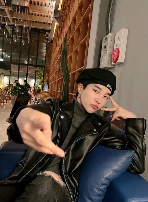 ViviYuri76's tweet photo. 🥺Thank you for gift that are giving to Lumies Junyong. Anxious to appreciate your wonderful voice.
#느와르 #이준용 @Noir__official
#lukfactory #lumiere #noir https://t.co/DA24vSIDj3