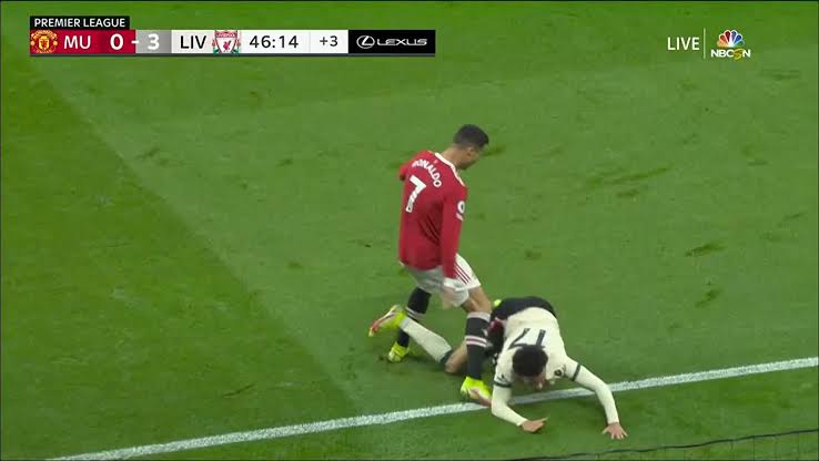 messimerize10's tweet photo. Why does Ronaldo act so weird when he is losing? People should talk more about it, he always acts this way when things don’t go his way. https://t.co/bsOETijdB5