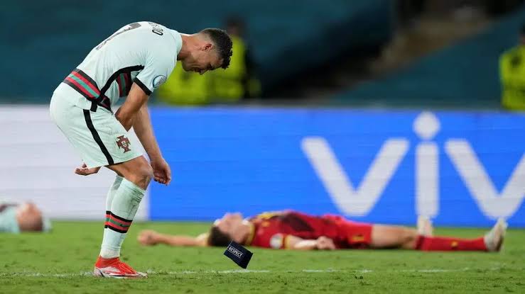 messimerize10's tweet photo. Why does Ronaldo act so weird when he is losing? People should talk more about it, he always acts this way when things don’t go his way. https://t.co/bsOETijdB5
