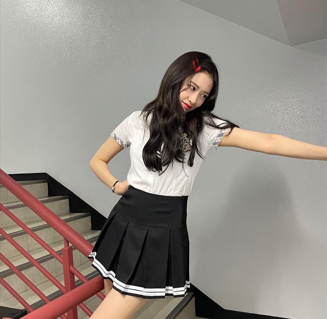 unnie_hi's tweet photo. 가을언닝!                                 레이야
                                               원영아 
                                               리즈야
                                               이서야 https://t.co/akN0WxDwiK