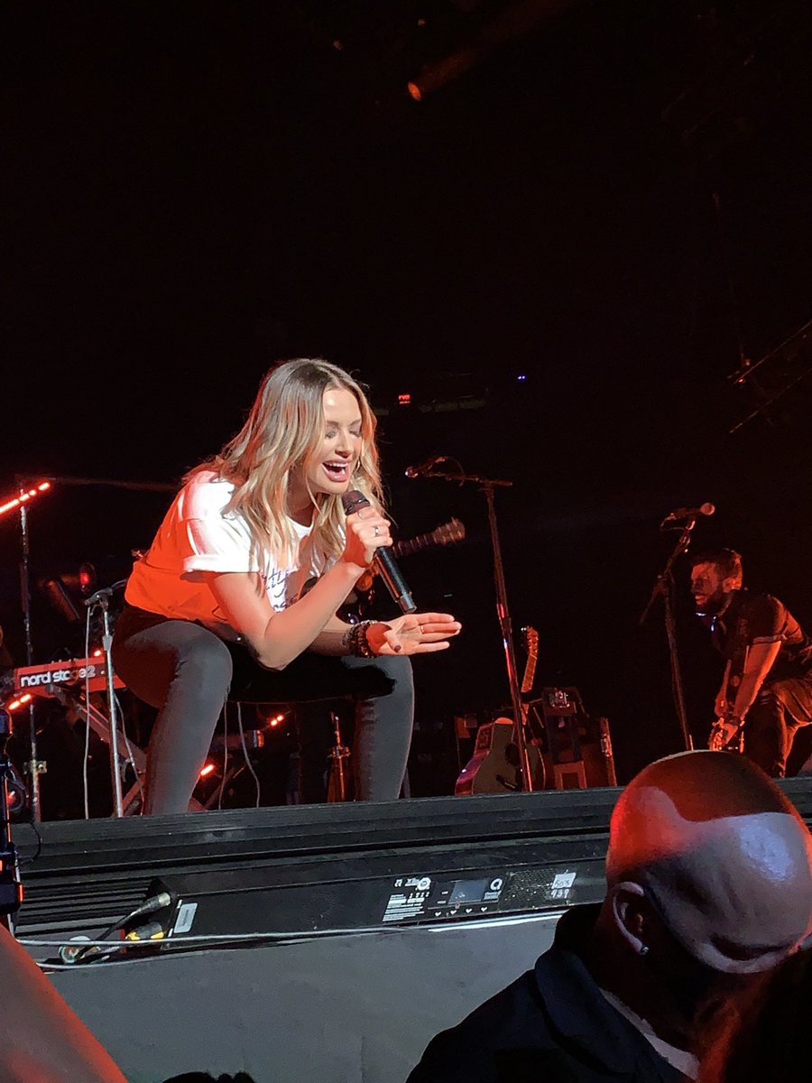 CareBear4Carrie's tweet photo. #PEARCED Let’s get it trending for CP y’all! ♥️ Share your fave photos/videos of Carly! @CarlyP_Connect https://t.co/TFKsMisTK6