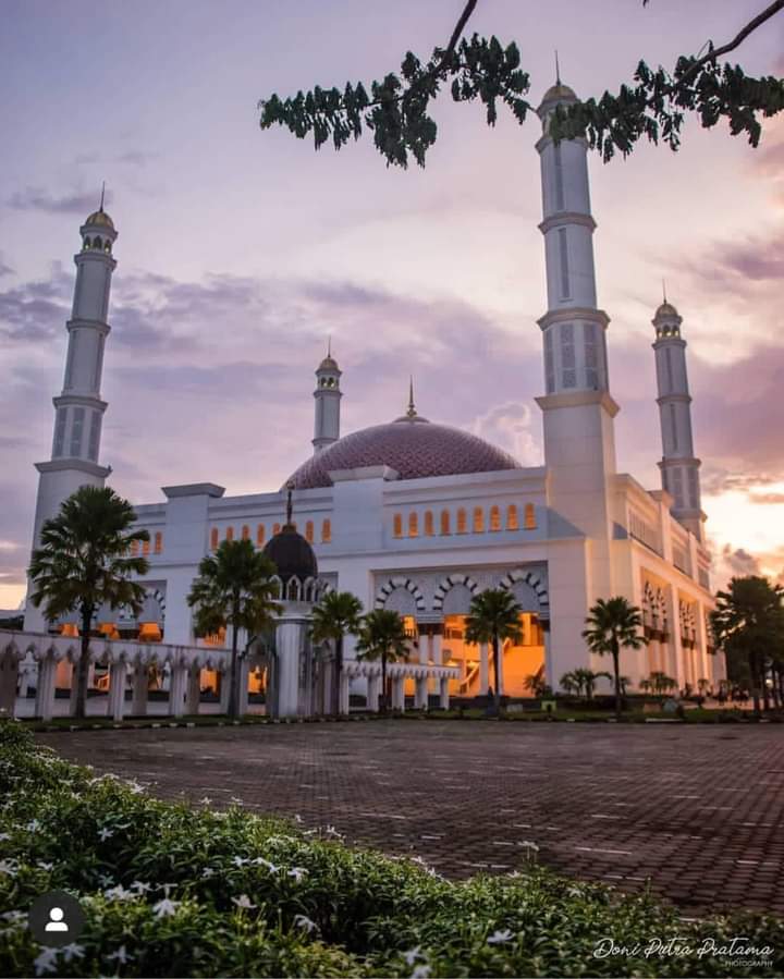 heban_rusdi's tweet photo. @muftimenk Allah tempat kita bertawakal 

Gambar Mesjid Raya Mujahiddin Jalan Jendral Ahmad Yani - Kota Pontianak https://t.co/RzrffFIBDX