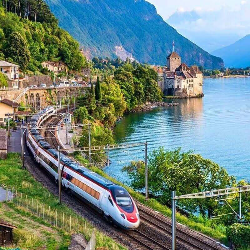 Путешествие на поезде на английском. Железная дорога в Швейцарии. Швейцария поезд. Красивый поезд. Путешествие на поезде.