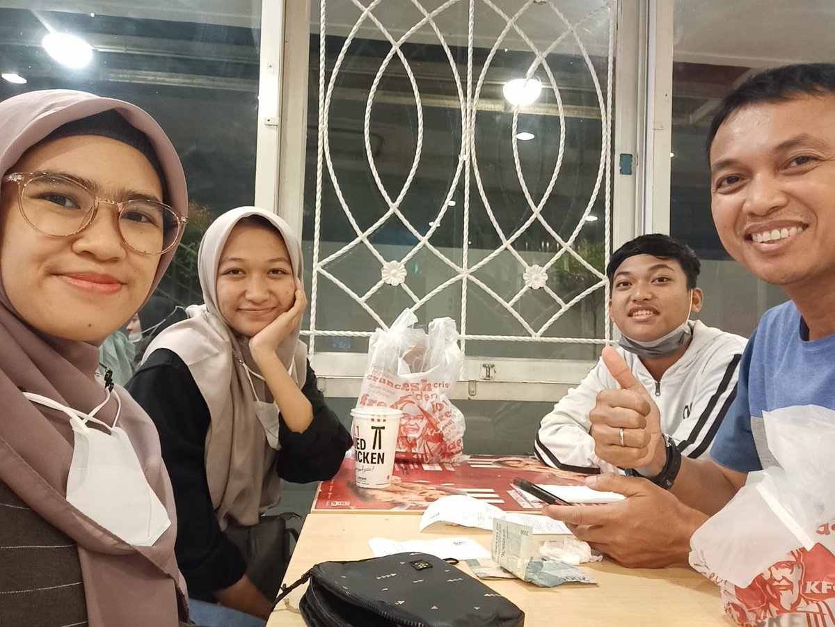 Budimanjk's tweet photo. Barakallah fii umrik Farah Fadhilah istriku, smoga bunda slalu dilindungi oleh Allah Swt., bahagia, sehat, n mnjdi istri saleha srta ibu yg baik utk anak2 kita😇. Aamiin.
Nb: Alhamdulillah, smoga bunda jg brglimang kaya akan kcriaan n trs mnsyukuri nikmatNya. Aamiin lagii😇😇 https://t.co/jt79pwyfE1
