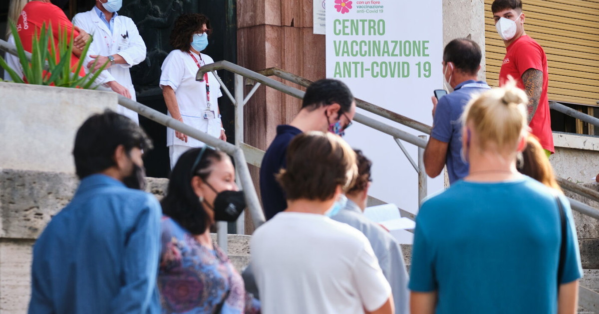 Libero_official's tweet photo. #Covid, secondo Walter Ricciardi, consigliere del ministro Speranza, a gennaio ci sarà una "fiammata inevitabile". L'incognita #VarianteDeltaPlus https://t.co/G0MUUnmlUL https://t.co/iJ7g3HZ5UB