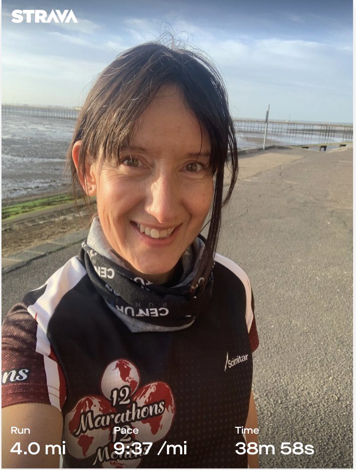 romfordrunner's tweet photo. I wasn’t going to run today after yesterday’s long run, but how could I resist the seafront while waiting for my husband? I could have sat in a coffee shop, but this was a lot nicer 😎 #ukrunchat #seafront #Southend #southendpier #seasiderun #relaxingmorning https://t.co/NQOf7qifRf