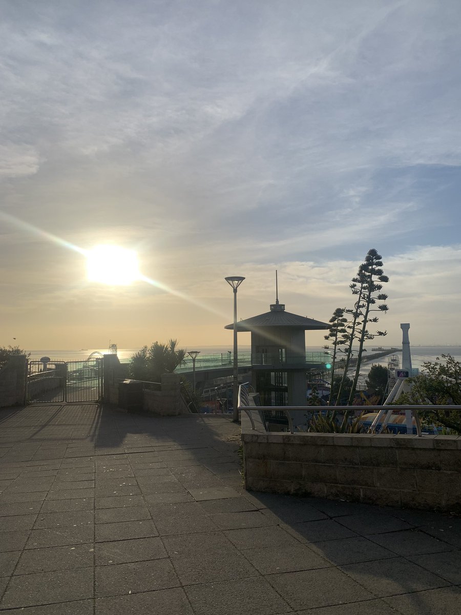 romfordrunner's tweet photo. I wasn’t going to run today after yesterday’s long run, but how could I resist the seafront while waiting for my husband? I could have sat in a coffee shop, but this was a lot nicer 😎 #ukrunchat #seafront #Southend #southendpier #seasiderun #relaxingmorning https://t.co/NQOf7qifRf