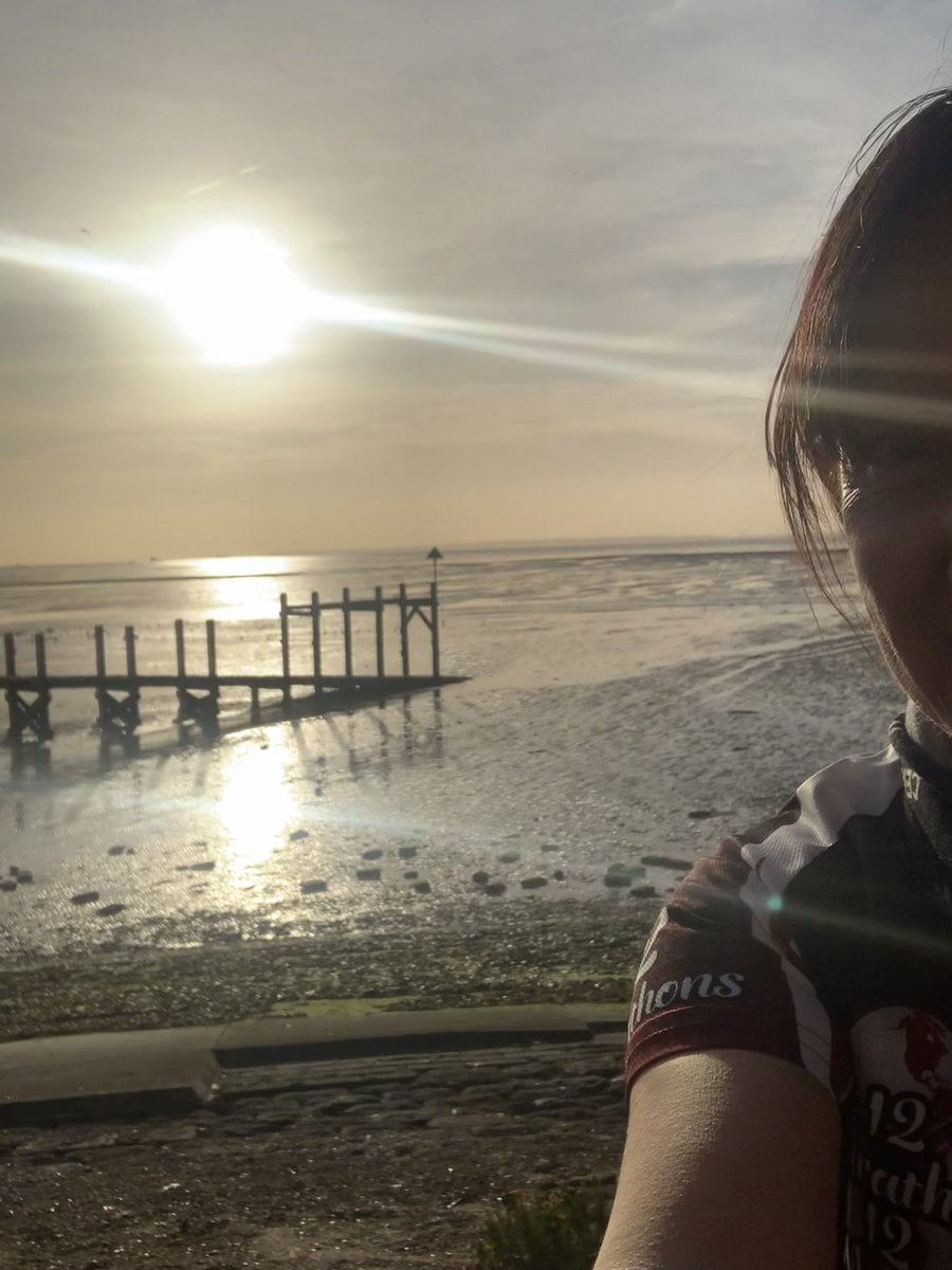 romfordrunner's tweet photo. I wasn’t going to run today after yesterday’s long run, but how could I resist the seafront while waiting for my husband? I could have sat in a coffee shop, but this was a lot nicer 😎 #ukrunchat #seafront #Southend #southendpier #seasiderun #relaxingmorning https://t.co/NQOf7qifRf