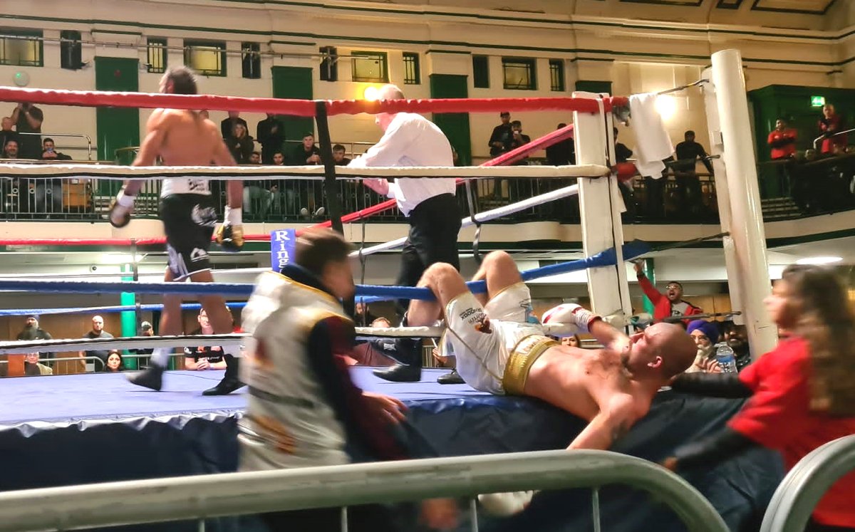 southpaw_jab's tweet photo. RING EXIT RECORD?
@Jack_ThePunk was at York Hall on Friday, where one fight featured four ring exits!
Here's his full report- https://t.co/zZHvI7MGSR https://t.co/rIh7Jzw5gx