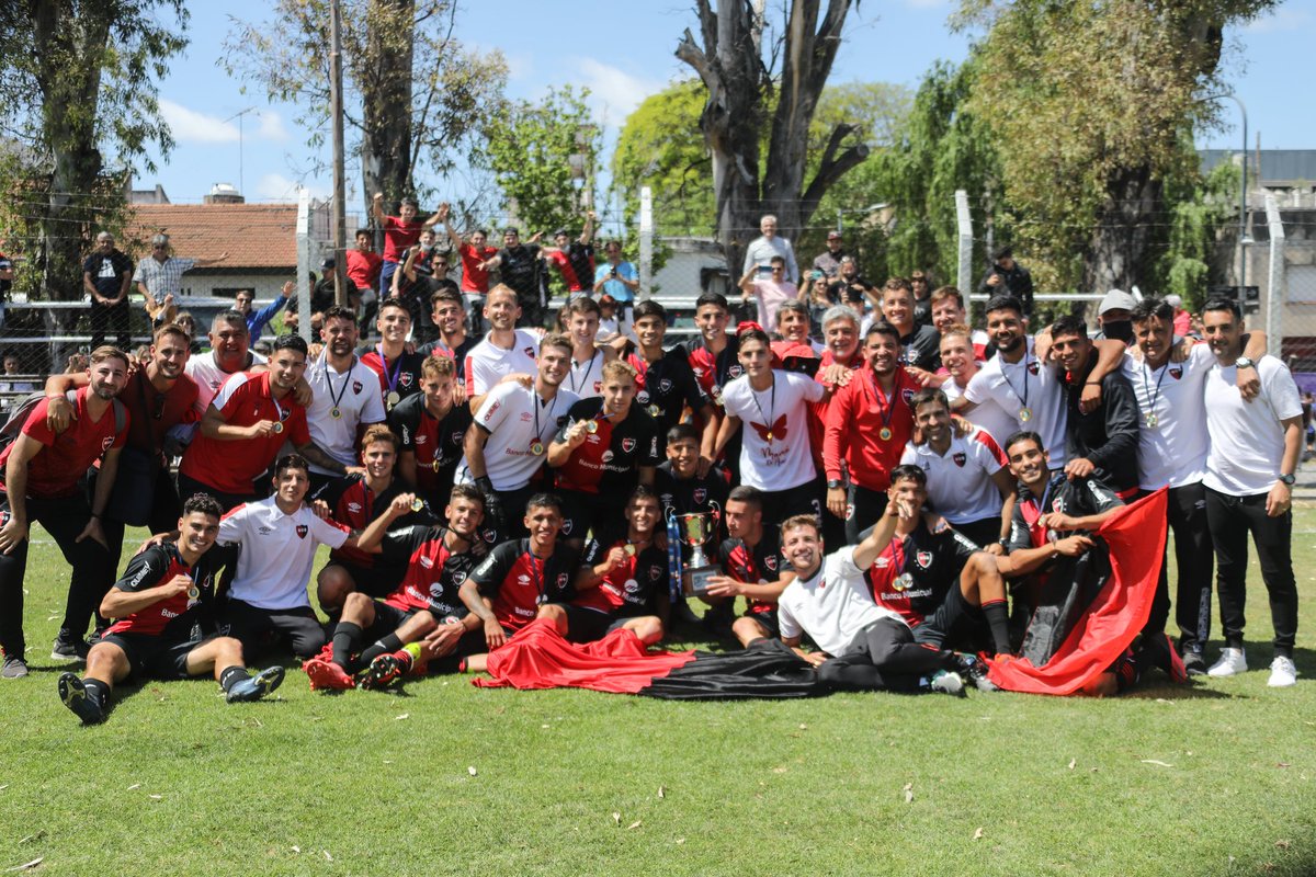 NewellsJuvenil's tweet photo. Tenés que dejar el alma y el corazón, tenés que dejarlo todo por Newell's Old Boys 🎶

#VamosLosPibes ❤️🖤 https://t.co/F25JOpHes0