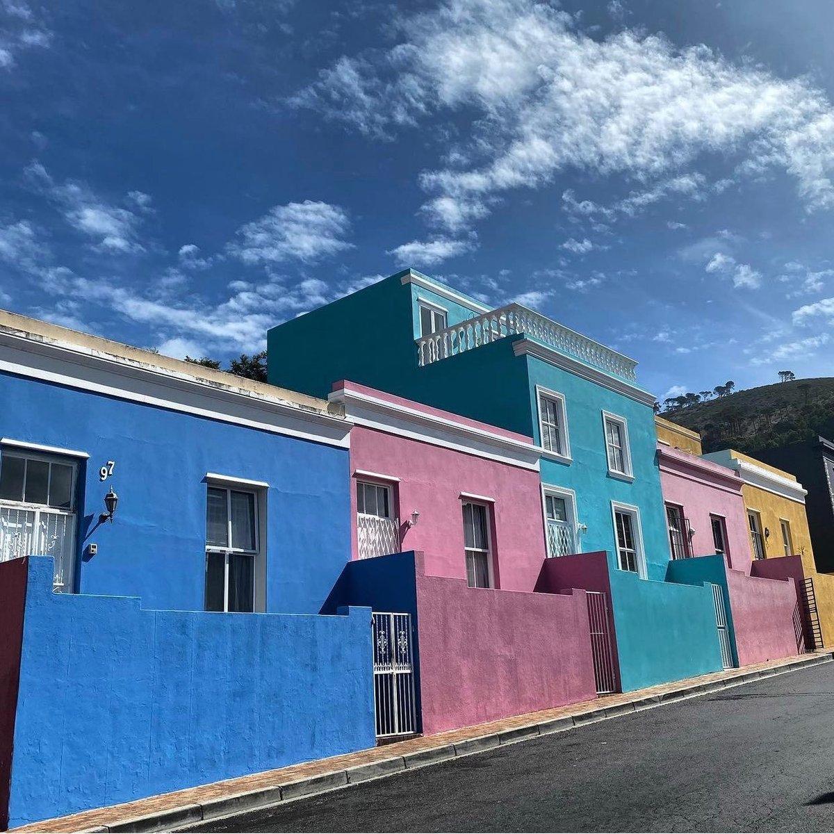 2m_21's tweet photo. 💥جنوب إفريقيا🇿🇦- كيب تاون 

▪️حي ( بو كاب) Bo Kaap المشهور بالألوان.

▪️يعتبر الحي وجهة سياحية أولى لعشاق السفر والسياحه ويصنف من بين أجمل أحياء مدينة كيب لوجود المساجد والأزقة المرصوفة بالحجارة والبيوت الملونه بألوان الباستيل.. https://t.co/Vk1kQDzisa