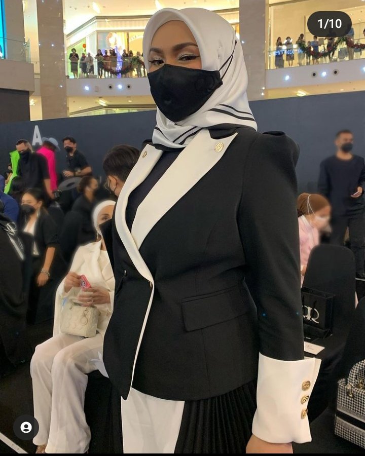 Qistina11699547's tweet photo. This is we call  SITI NURHALIZA iconic darling 🤍🖤 https://t.co/1uNajIKx1K