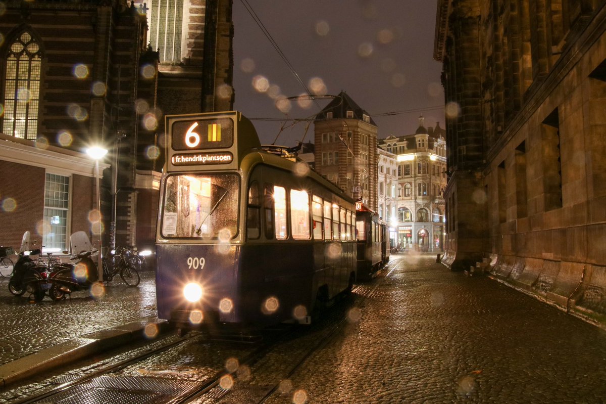 TrainspotterA's tweet photo. De 72+663, 307+792, 909 en 465+946 bij de Dam. Helaas verpestte de regen op een gegeven moment de foto’s. https://t.co/esxXXrOZG8