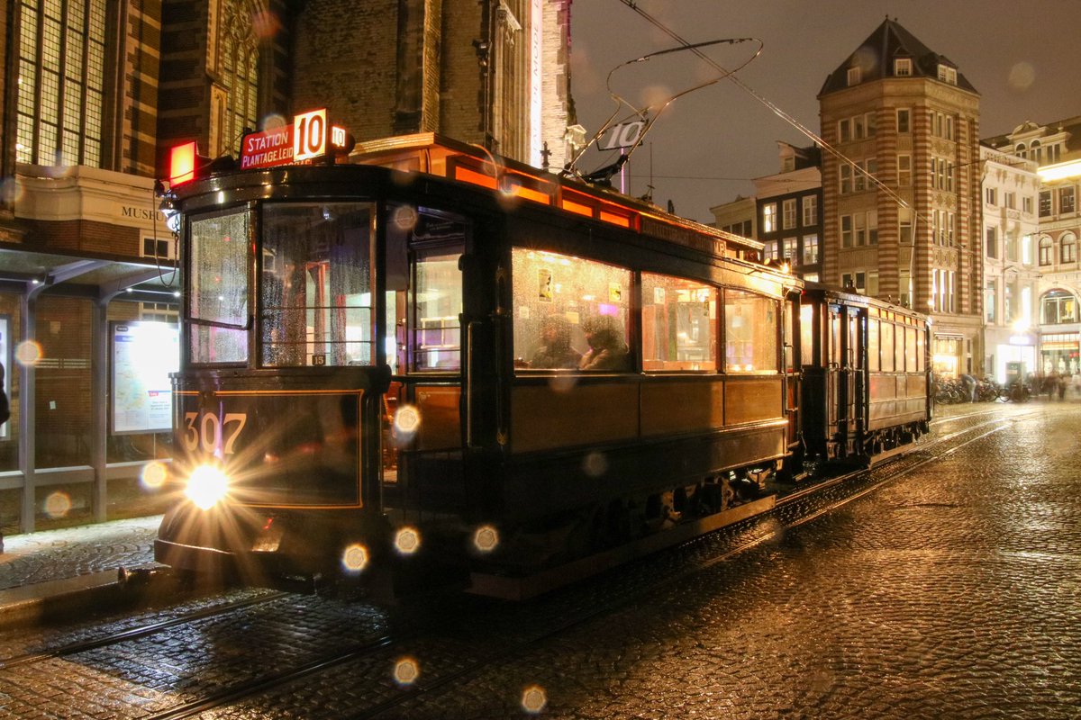 TrainspotterA's tweet photo. De 72+663, 307+792, 909 en 465+946 bij de Dam. Helaas verpestte de regen op een gegeven moment de foto’s. https://t.co/esxXXrOZG8