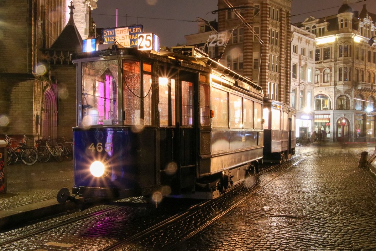 TrainspotterA's tweet photo. De 72+663, 307+792, 909 en 465+946 bij de Dam. Helaas verpestte de regen op een gegeven moment de foto’s. https://t.co/esxXXrOZG8