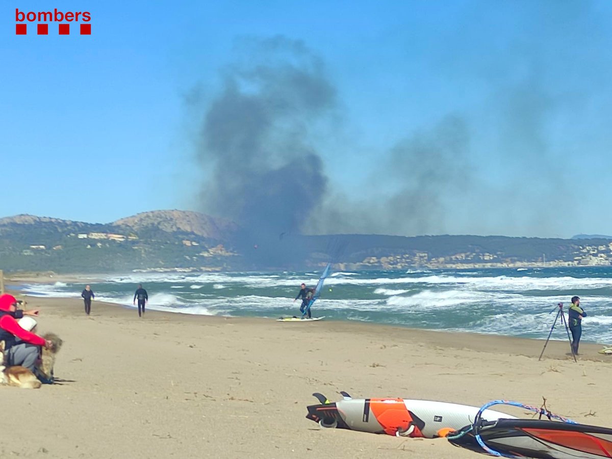 bomberscat's tweet photo. ESTABILITZAT (15.44h) #IFEstartit #bomberscat hi segueix treballant amb 12 dotacions A les 📷 la columna aixecada per l'incendi vista des de la platja de Griells i feina d'extinció de les línies d'aigua mentre ancoren el #flancdret a la pista forestal https://t.co/dwsGHg4yA3