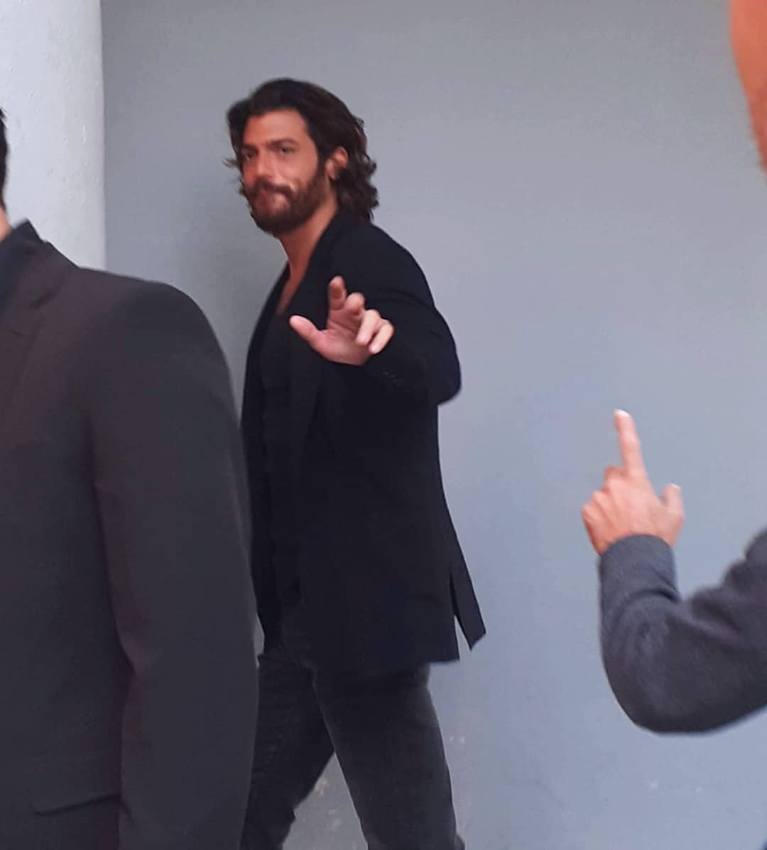 UnitedYaman's tweet photo. L' attore Turco Can Yaman saluta i fans di @cinecitta_world al suo arrivo nel parco per una giornata benefica ricca di appuntamenti.
#CanYamanForChildren #offtv https://t.co/E1VsffUIe3