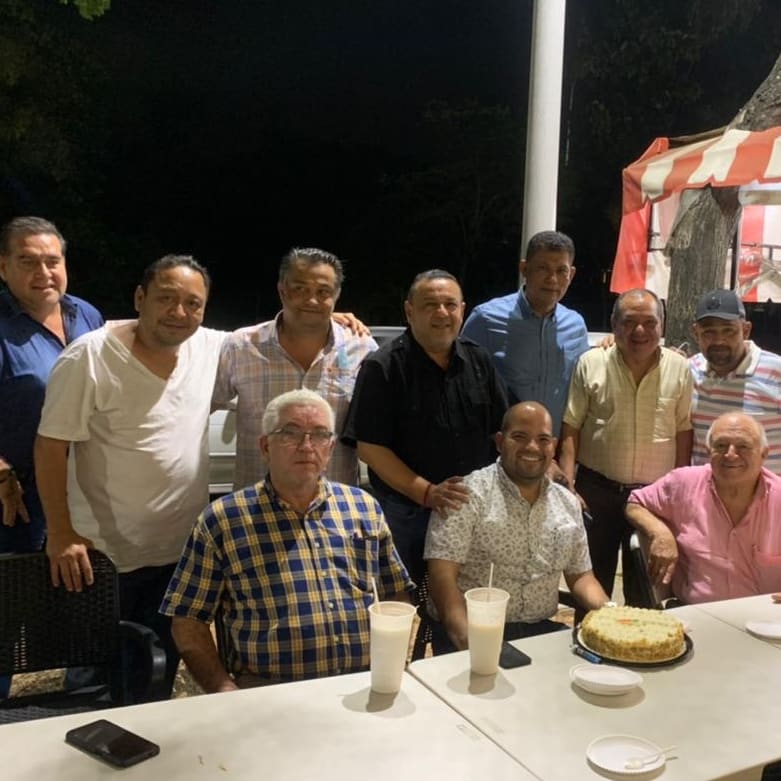 LuisBenavidez_'s tweet photo. Siempre agradeceré el afecto de los demás, en este camino de la vida ese sentimiento de otros hace evidente que algo se hace bien de parte de uno.
#BuenDomingo
#FestejosProlongados
#37yContando https://t.co/Mi5MKyiQJe