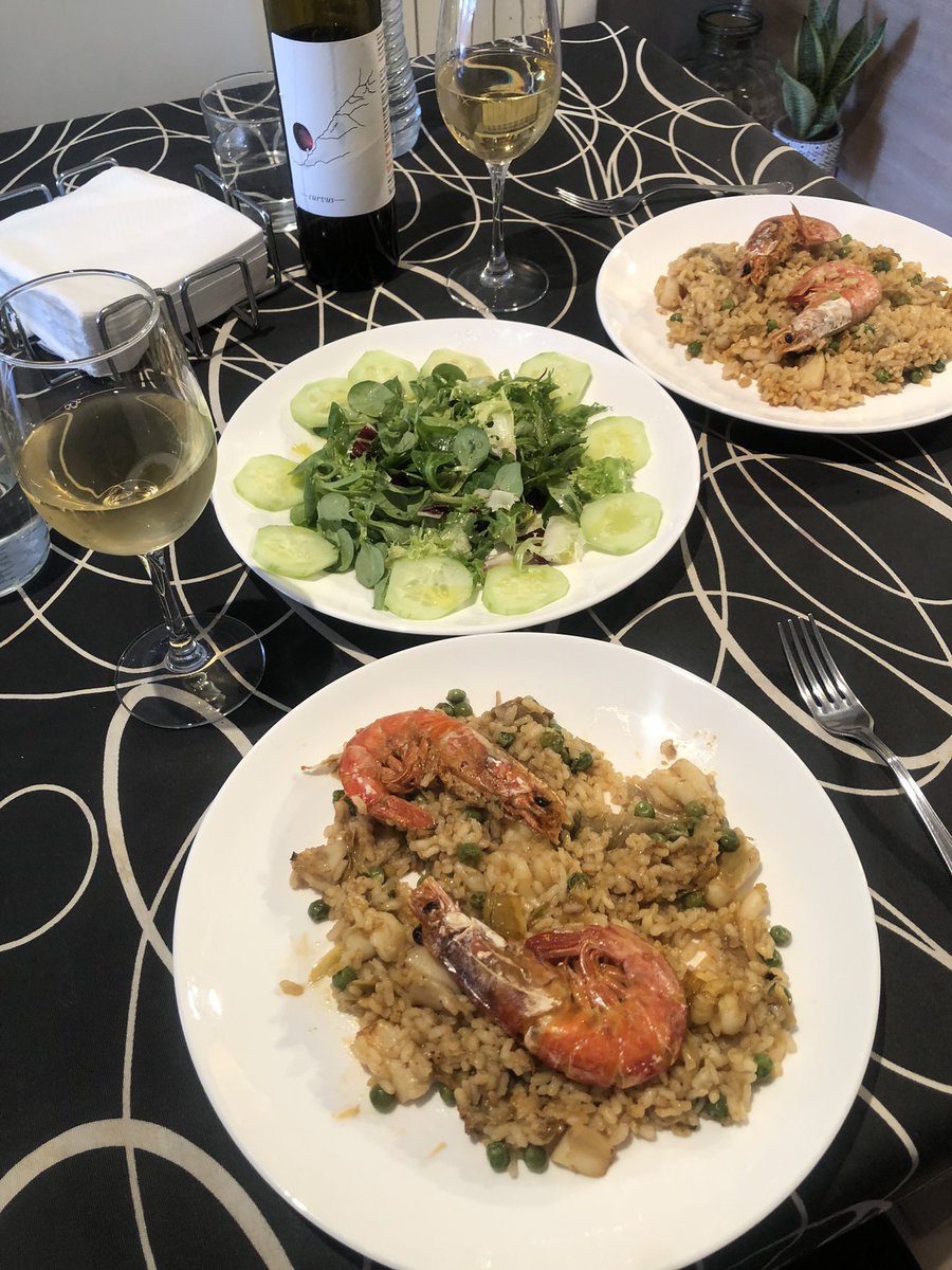 xrocacros's tweet photo. Un diumenge a casa no és paga amb diners ….#Vermut #Arroset #BonVi i milllr companyia!!
Salut i #RepúblicaCatalana https://t.co/zOXLEn9v8Q